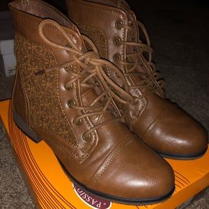 Brown boots. 7.5